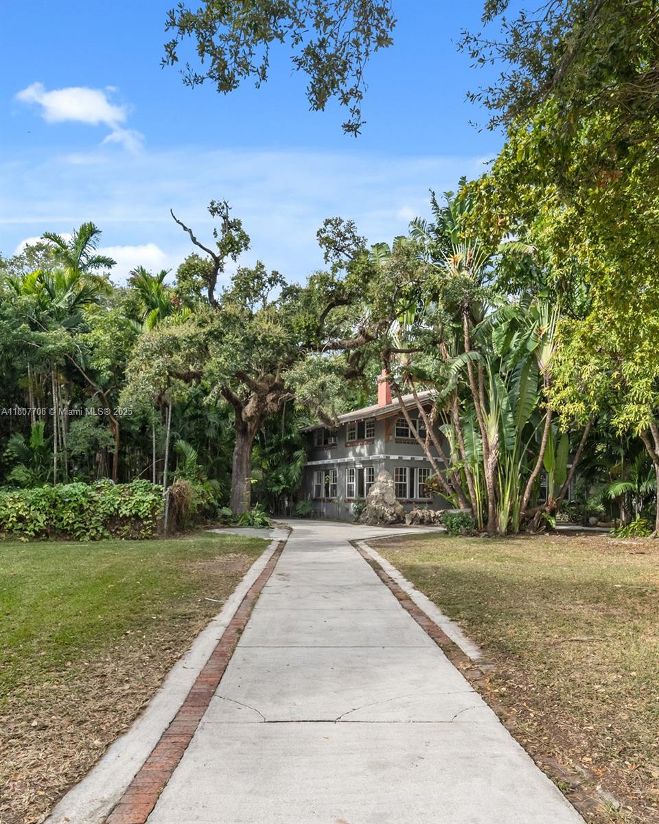 752 Nw 7th St Rd, Miami, Broward County, Florida - 5 Bedrooms  
4 Bathrooms - 