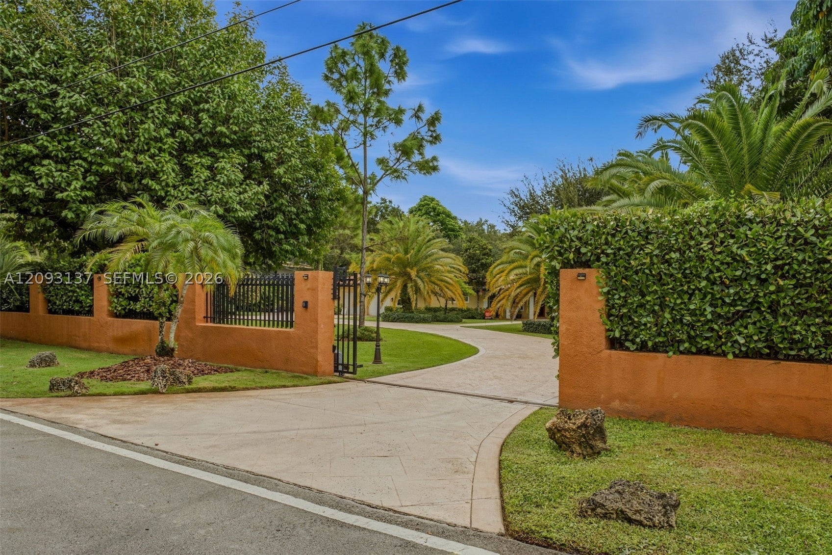 9801 SW 96th St, Miami, FL, 33176/$1,925,000 2 9801 SW 96th St