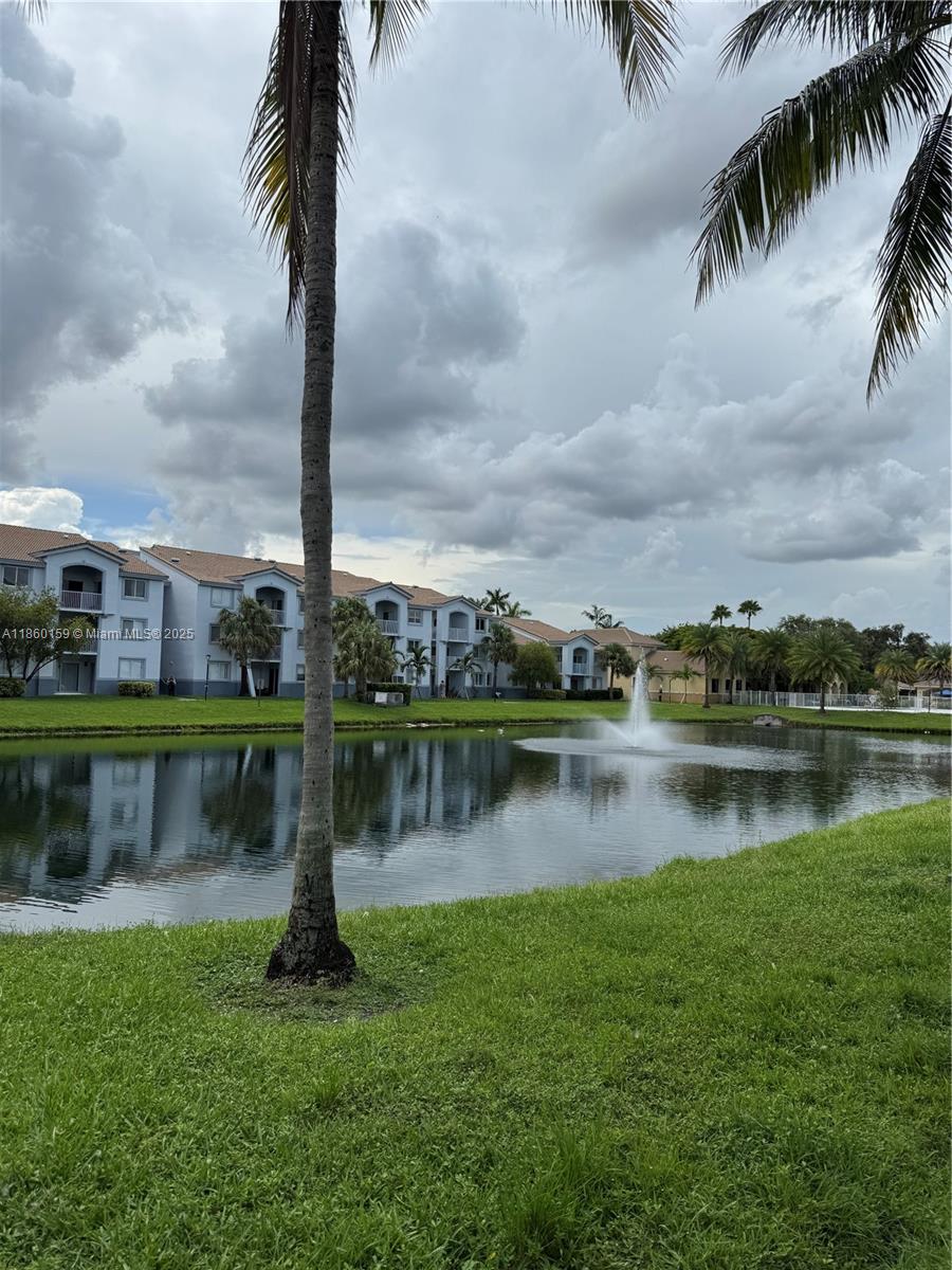 Nice 1 Bedroom 1 Bath at Royal Grand on first floor . Washer and Dryer in the unit. Close to Nova University, FAU, Shopping & Restaurant. Easy to Access to I-95, I-595, 441 & Turnpike. Porcelain Tile in the whole unit.
