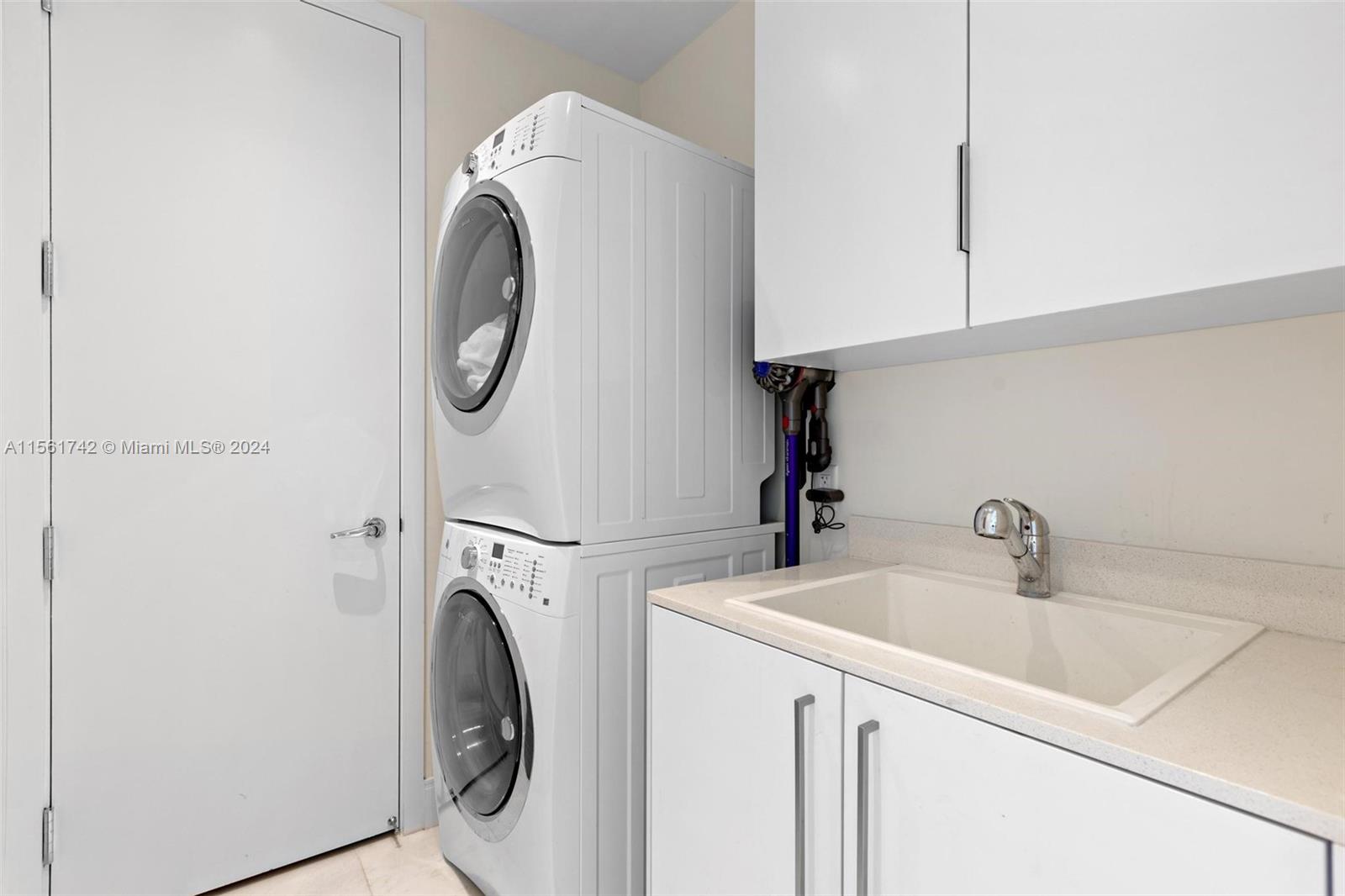 JADE SIGNATURE CONDO - Residential