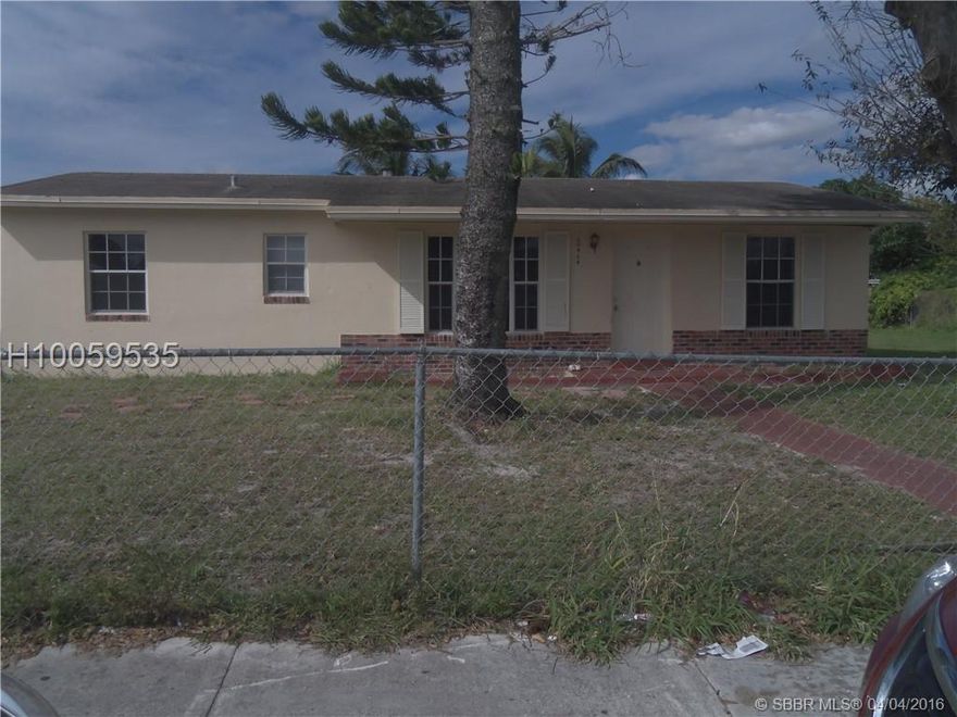 THIS IS A GREAT PROPERTY WHICH NEEDS SOME TLC. 3 BEDROOMS 2 BATHS OPEN KITCHEN AND LIVING DINING ALL ON A LARGE LOT. PROPERTY IS TENANT OCCUPIED AND REQUIRES 24 HOUR NOTICE TO PREVIEW. PLEASE DO NOT CONTACT TENANT OR DISTRUB THE TENANT. THIS PROPERTY IS OFFERED AS A CASH ONLY DEAL.