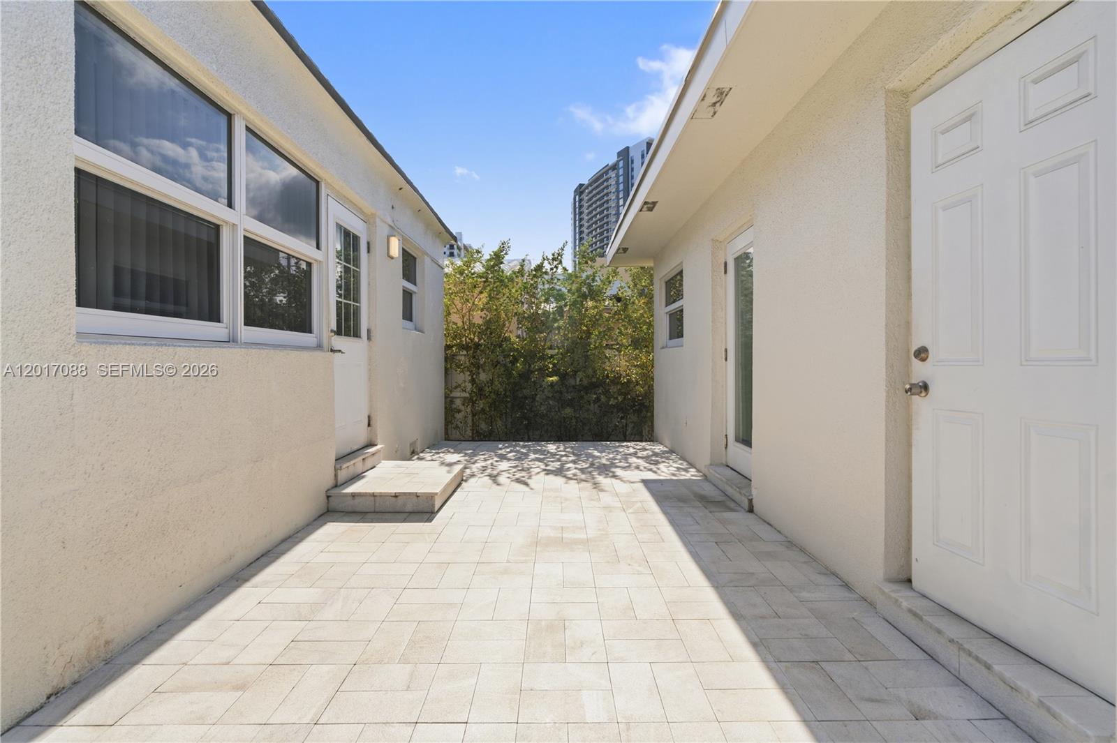 HOLLYWOOD - Residential Lease