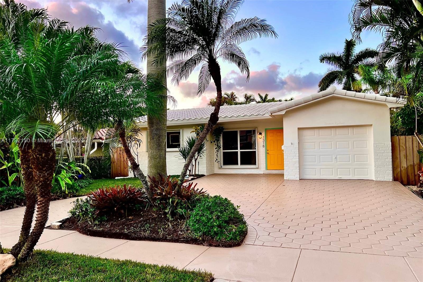 HOLLYWOOD LAKES SECTION - Residential