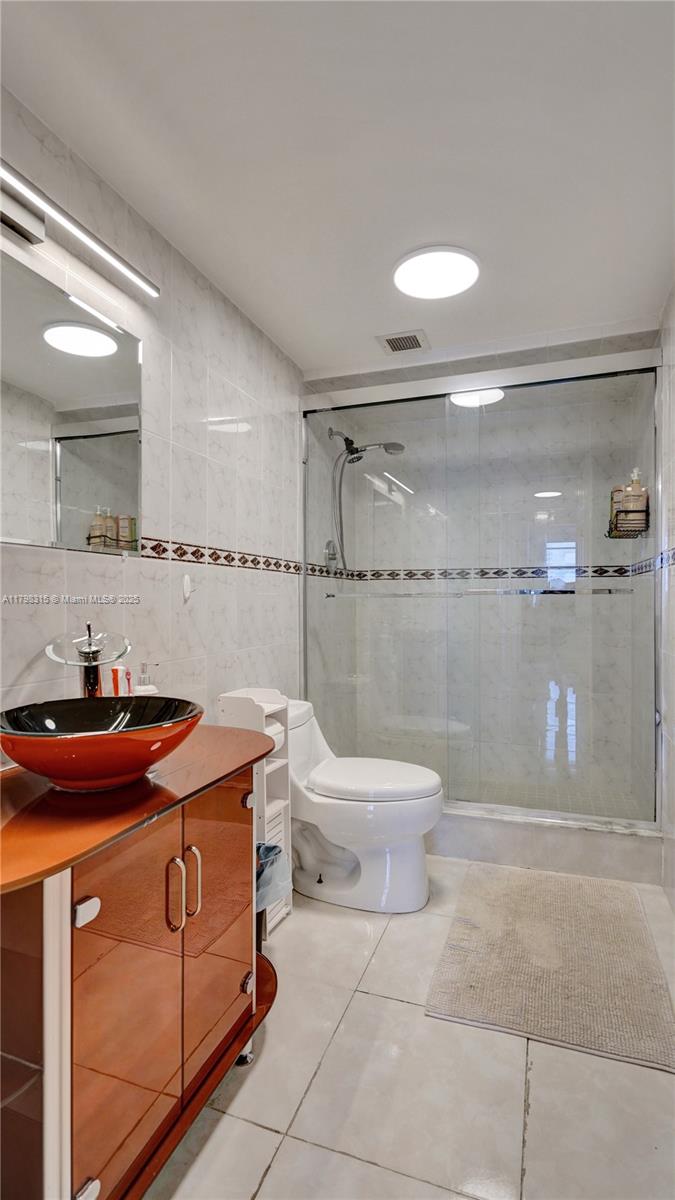 HEMISPHERES CONDO - Residential Lease