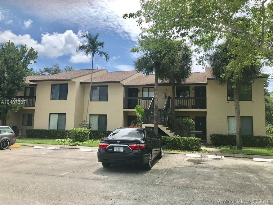 Beautiful remodeled apartment 2/2, new kitchen with quartz countertop, renovated bathrooms, wood vinyl plank flooring throughout and ceramic tiles, very spacious unit with screen patio.Very quiet neighborhood, A+ rated schools, across street from YMCA, close to shops and all ages welcomed , a place for you to fall in love with!