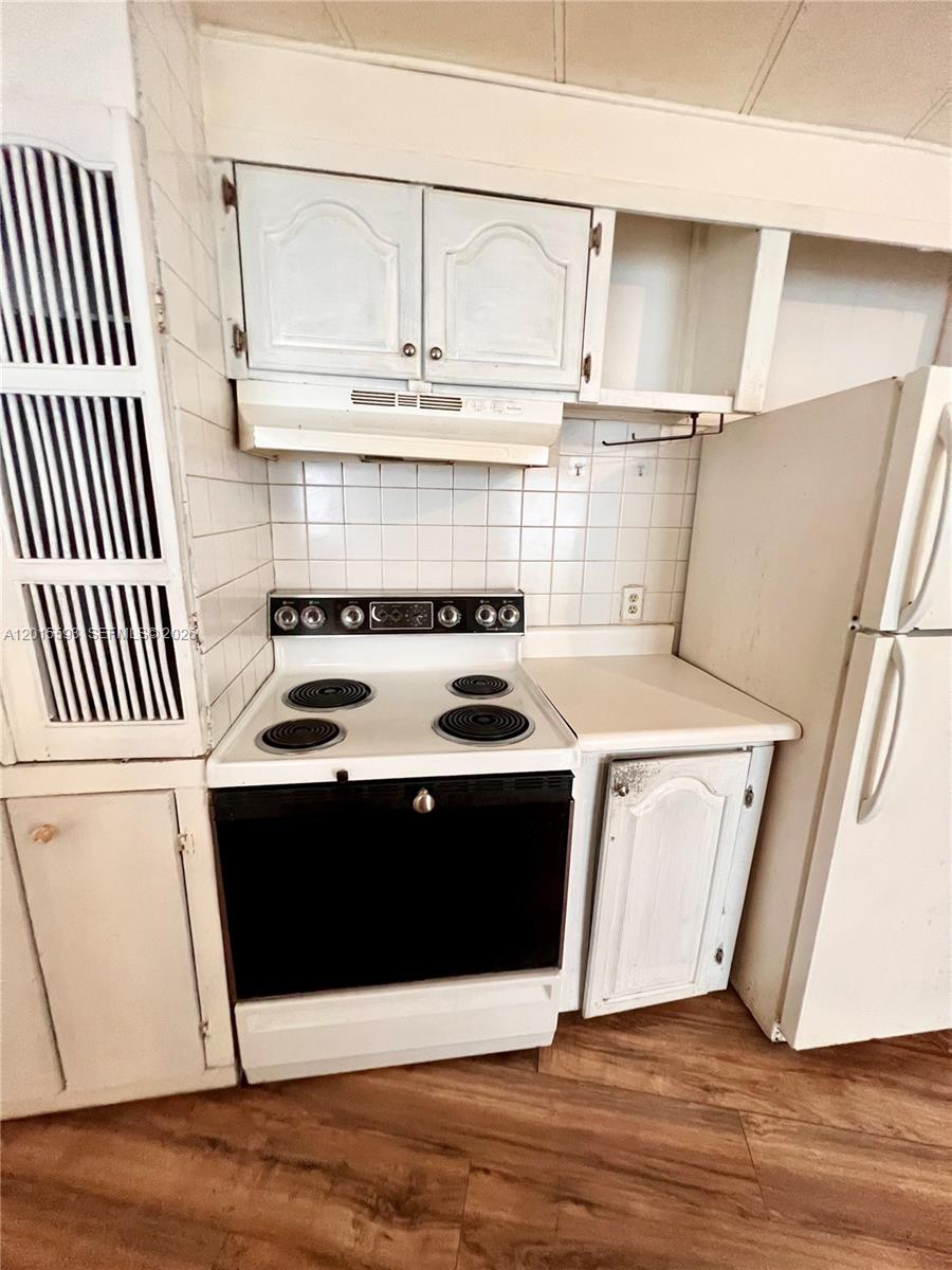RAVENSWOOD ESTATES & MARI - Residential Lease