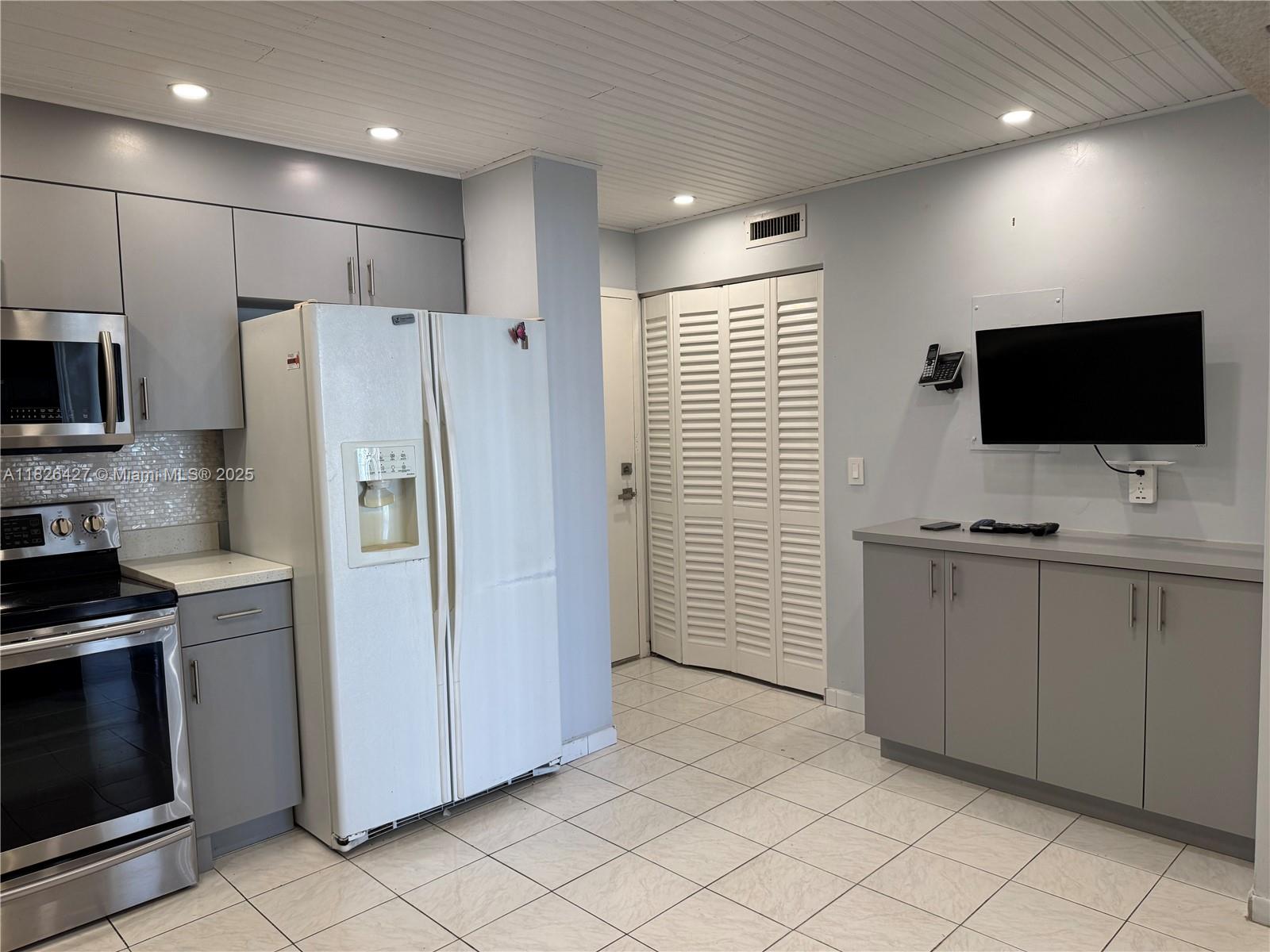 ADMIRALS PORT CONDO WEST - Residential