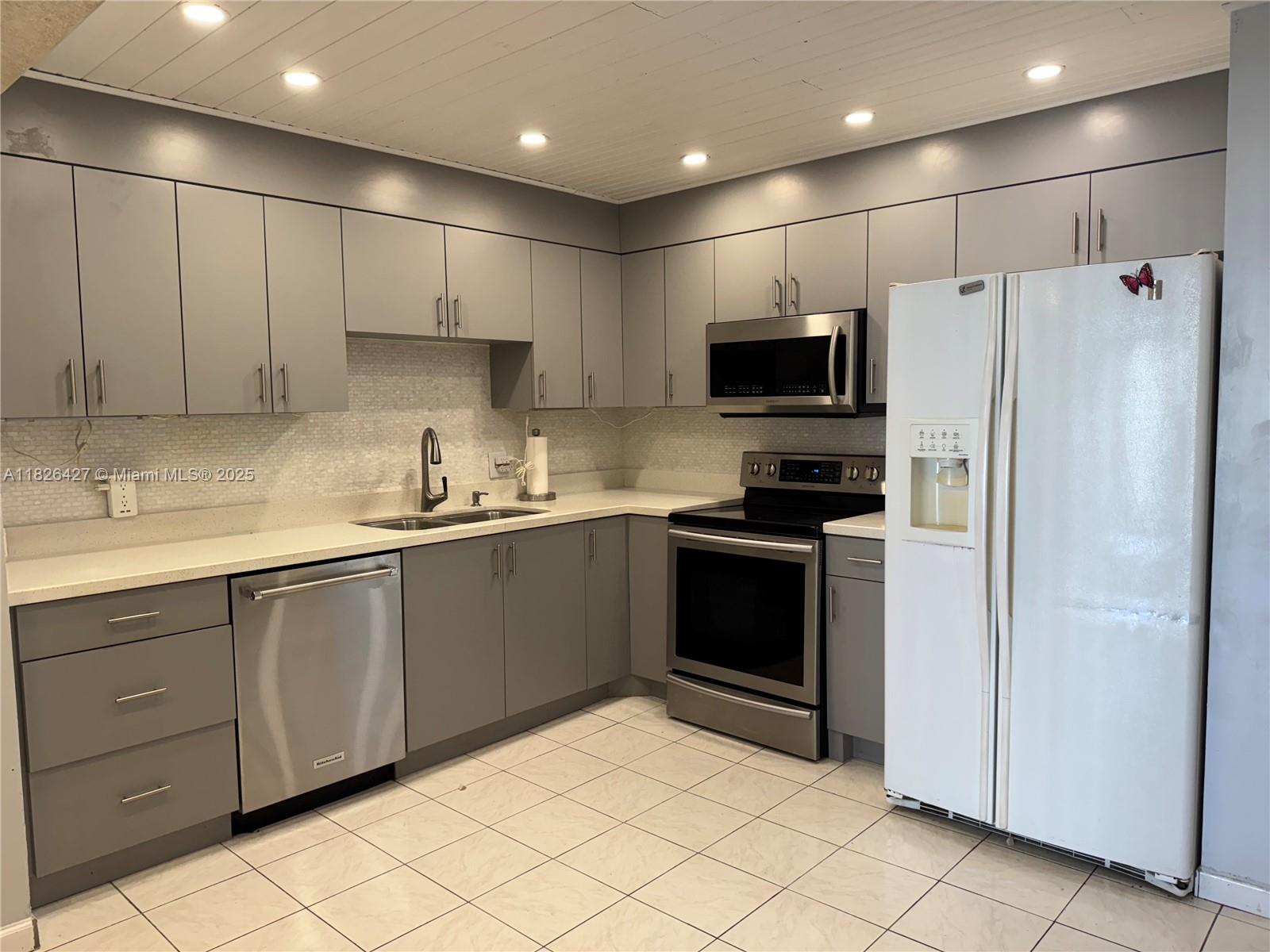 ADMIRALS PORT CONDO WEST - Residential