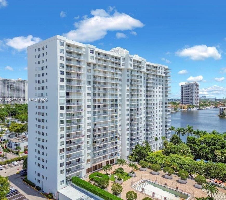 ADMIRALS PORT CONDO WEST - Residential