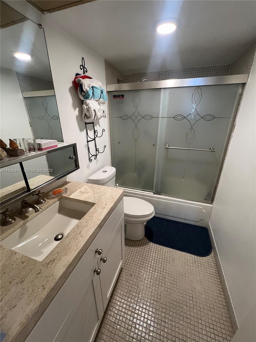 THREE HORIZONS SOUTH COND - Residential