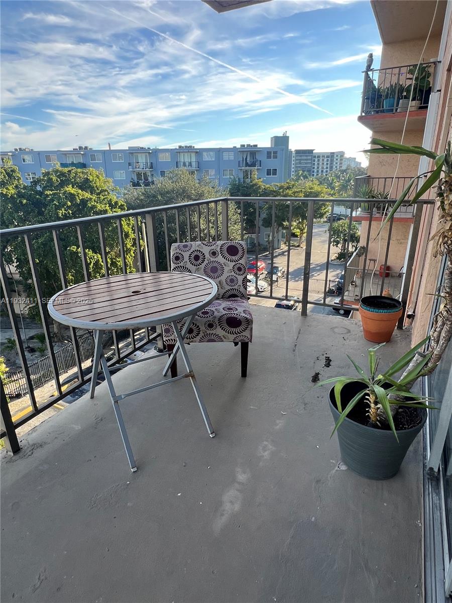 THREE HORIZONS SOUTH COND - Residential