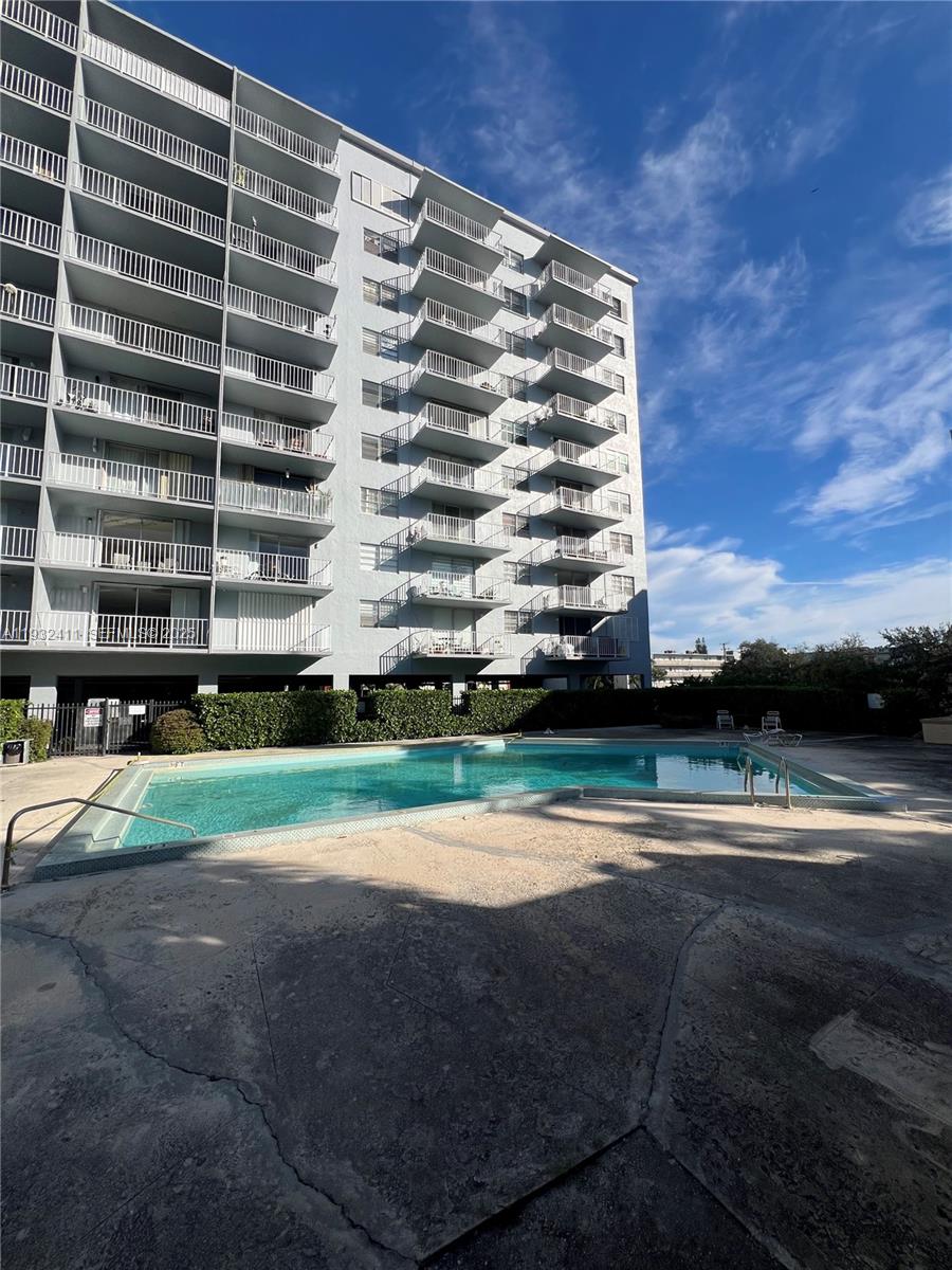 THREE HORIZONS SOUTH COND - Residential