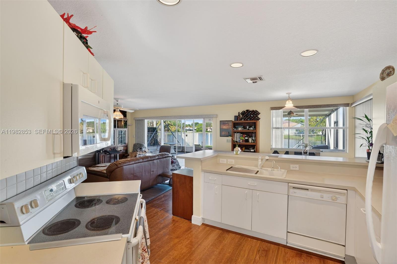 SAPPHIRE POINTE - DIAMOND - Residential