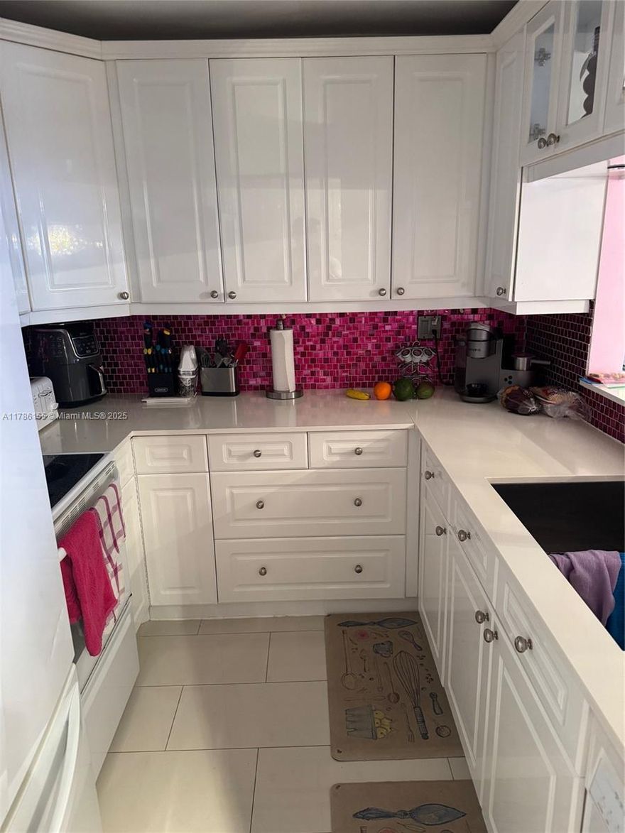 Beautiful FURNISHED 2/2 condo. Can be rented right away