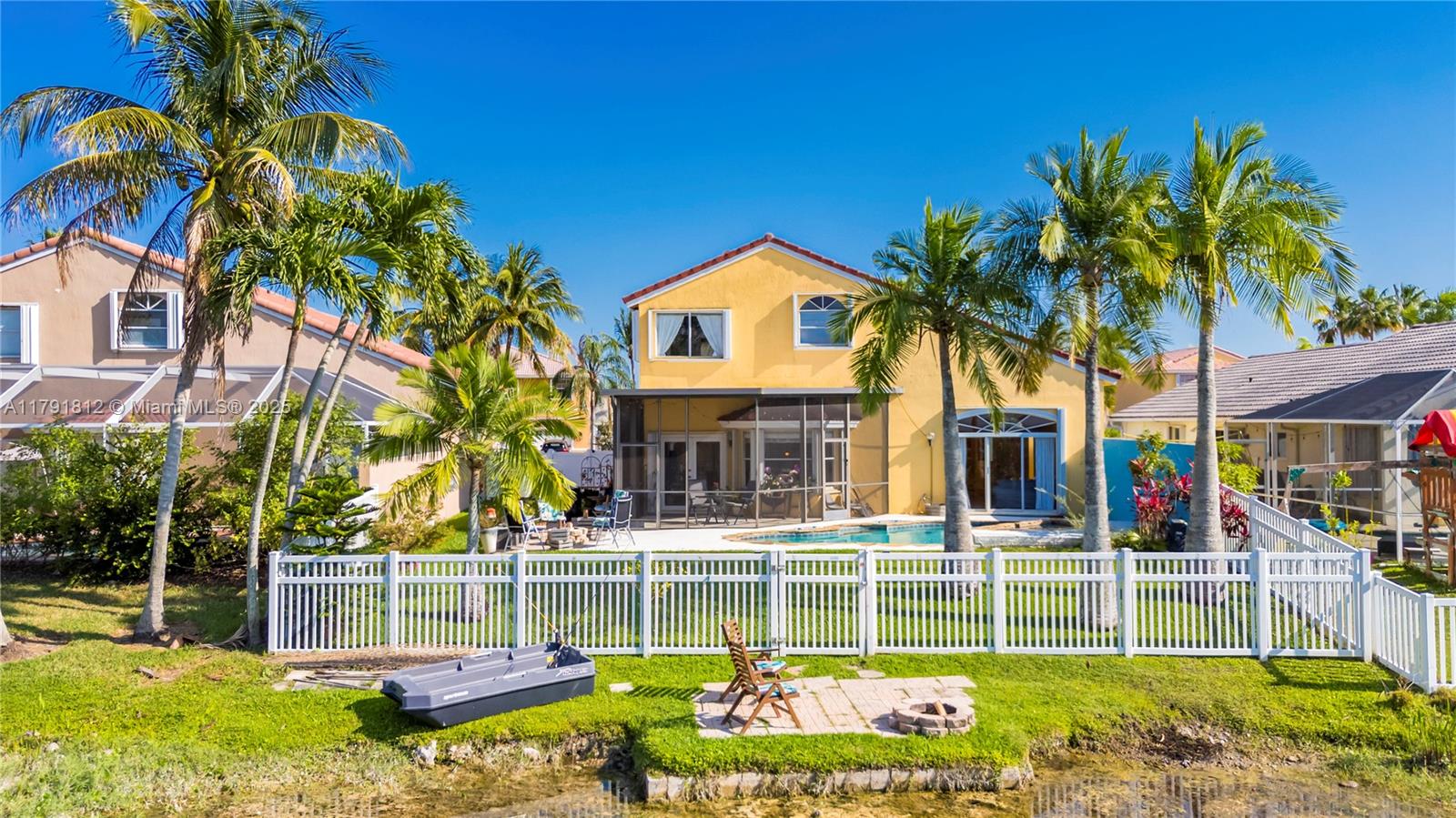 1060 Nw 192nd Ave, Pembroke Pines, Miami-Dade County, Florida - 4 Bedrooms  
3 Bathrooms - 