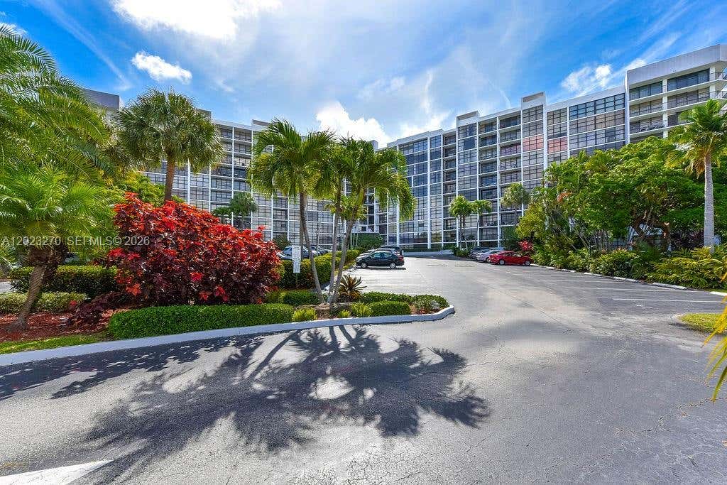 Photo of 600 Parkview Dr #829, Hallandale Beach, FL 33009 (MLS # A12023270)
