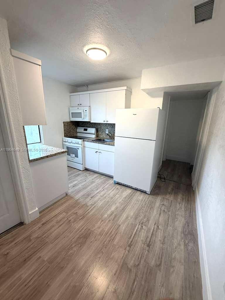 PINEWOOD PARK AMD PL 2ND - Residential Lease