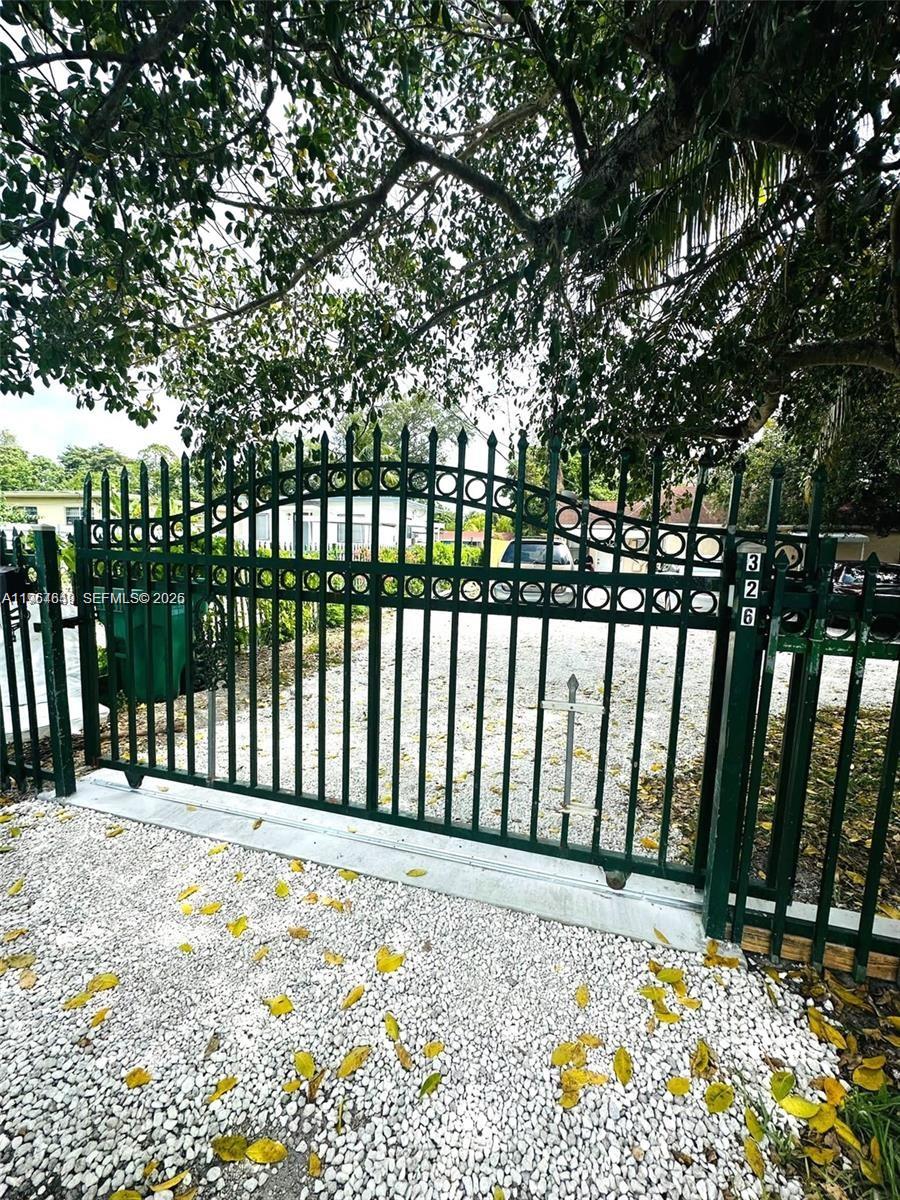 PINEWOOD PARK AMD PL 2ND - Residential Lease