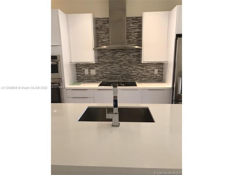 Photo 4 of 22 of 10265 NW 63rd Ter 204 condo