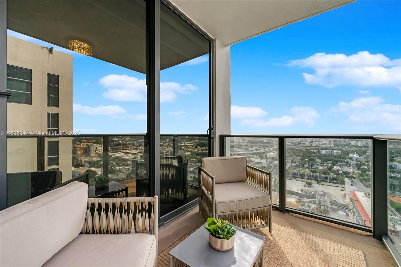 CANVAS CONDO - Residential