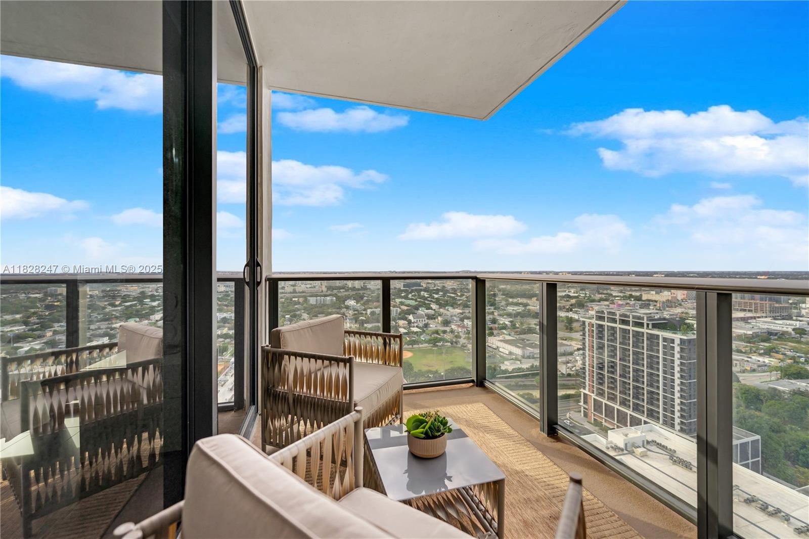 CANVAS CONDO - Residential