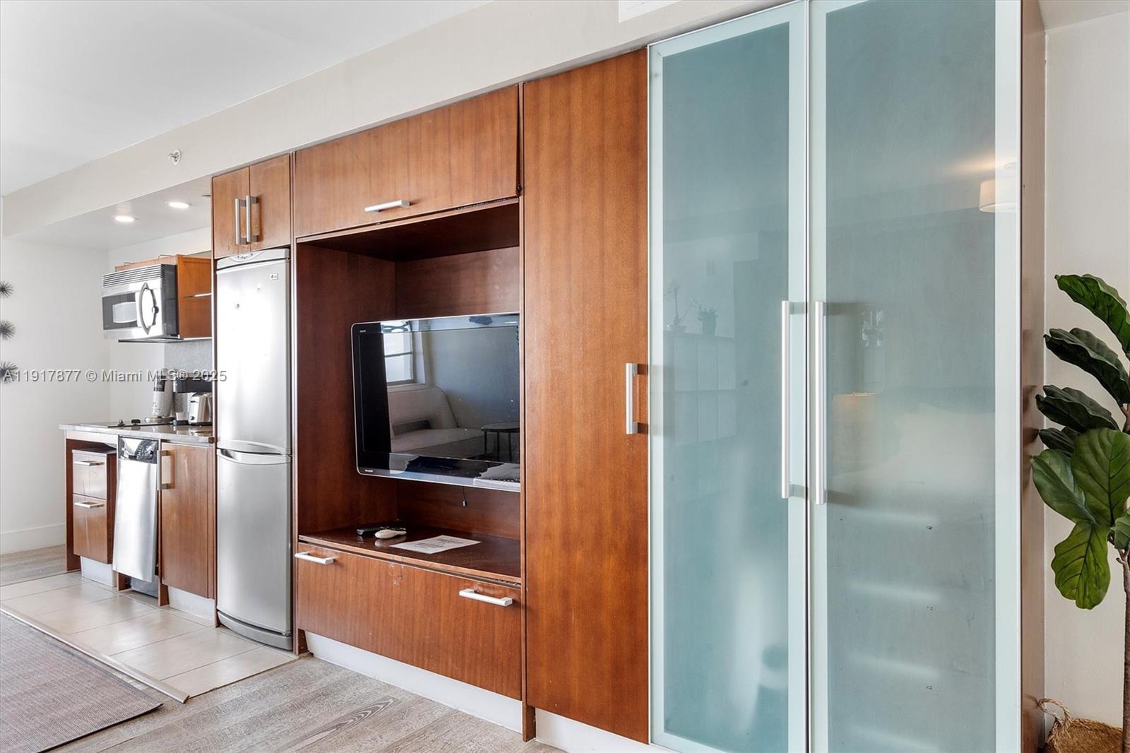 THE STRAND ON OCEAN DRIVE - Residential