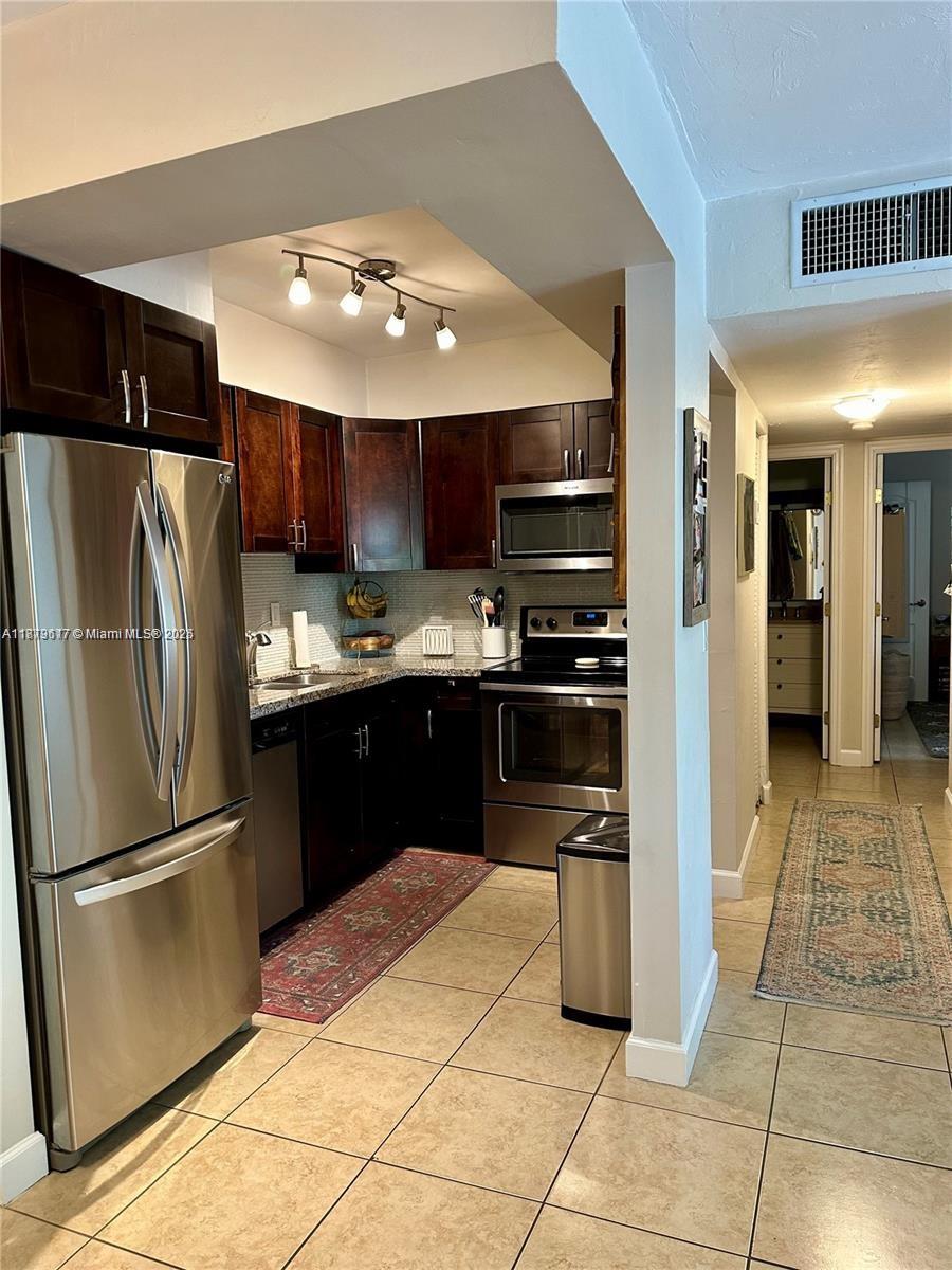Great location in an excellent Community. This spacious two bedroom one bathroom condo is ideally located adjacent to Pinecrest and walking distance to Whole Foods Market and Target. Excellent Schools, large closets, and great amenities including Security patrols on nights and weekends. Pool. Park, Sauna, and Clubhouse. Kitchen has stainless steel appliances, granite countertops, and solid wood cabinets. Private Laundry Washer and Dryer inside the unit.