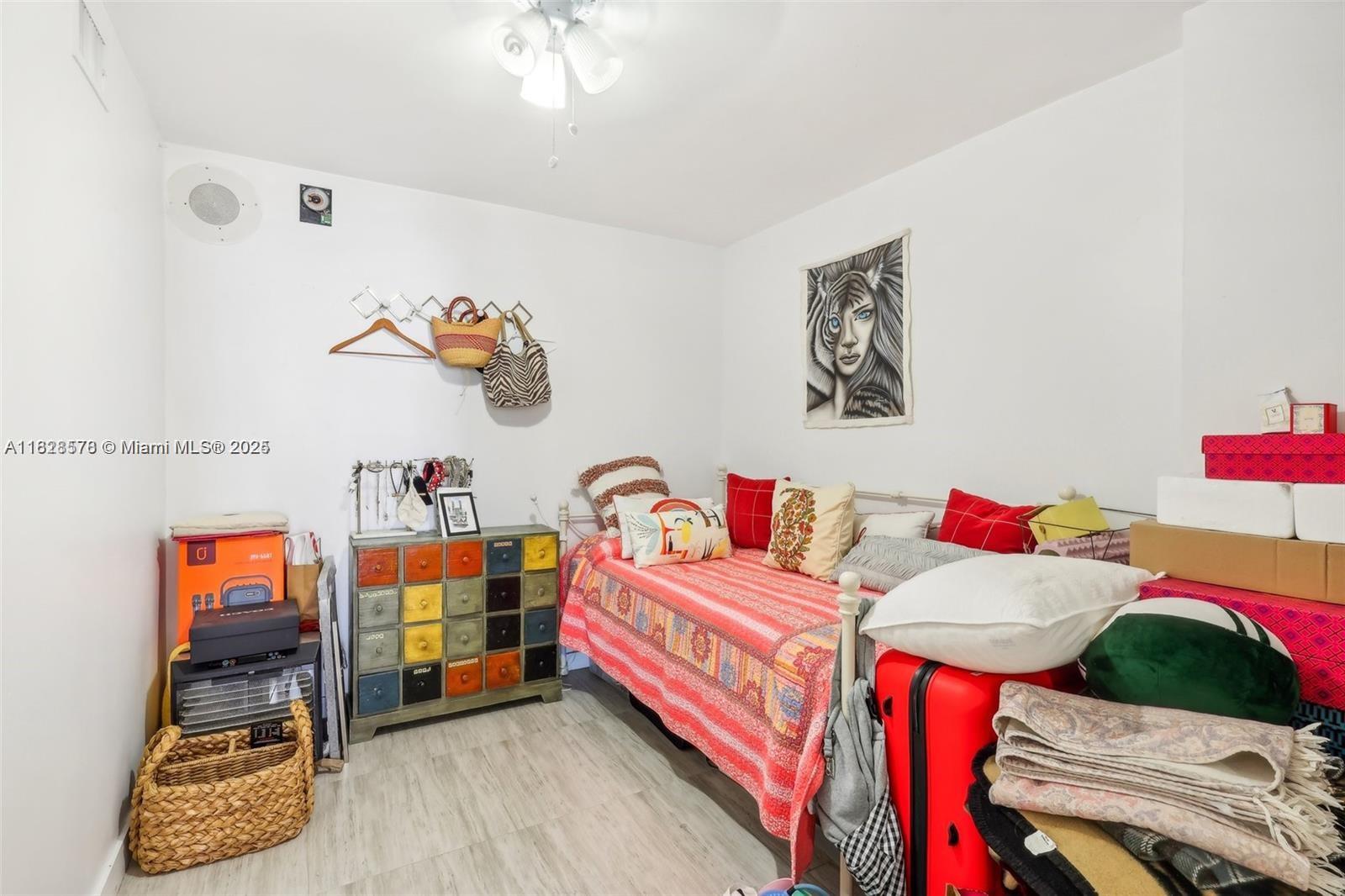 2401 Collins Ave 1011