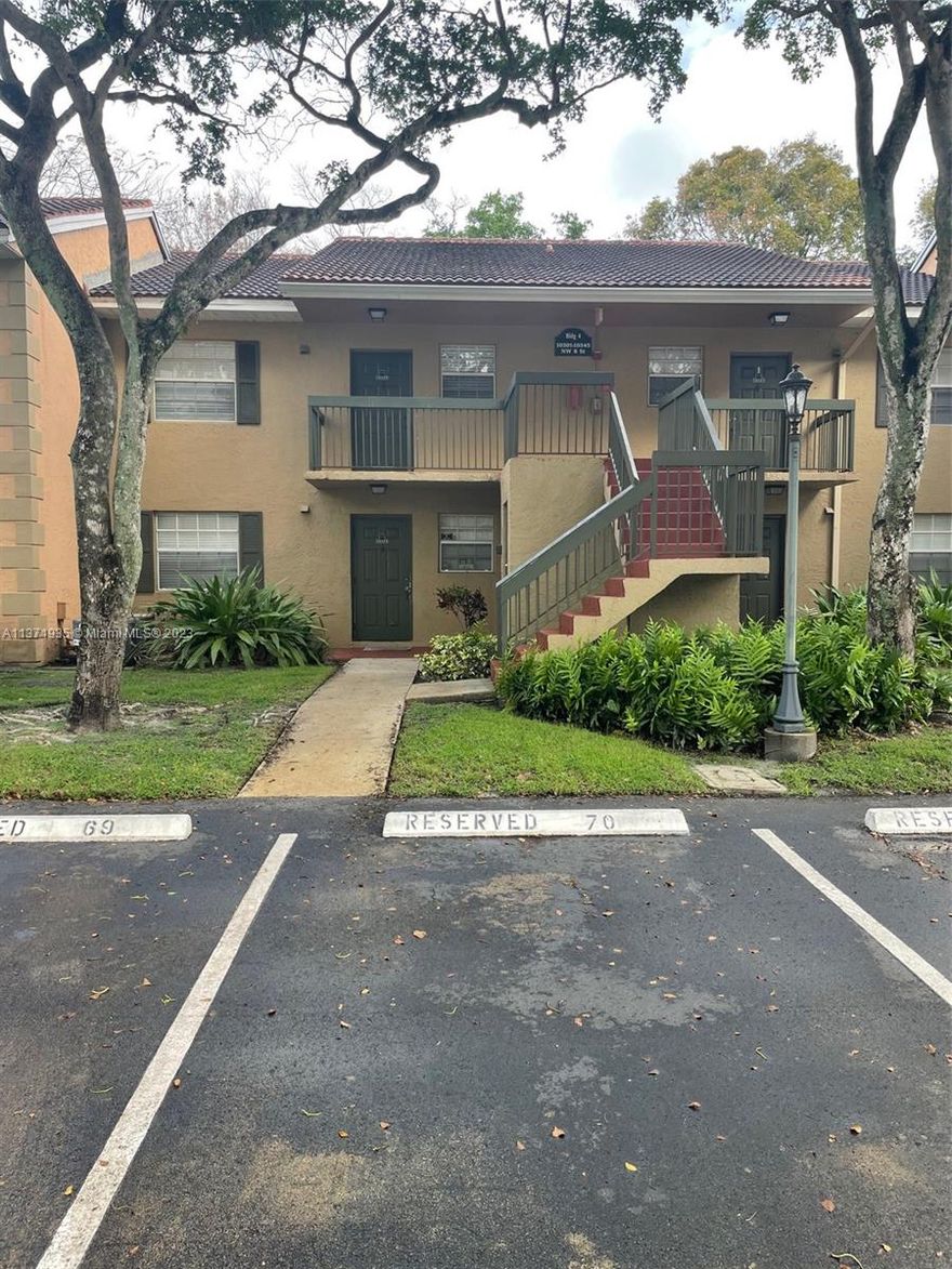 Immaculate and spacious 2 bed 2 bath.  This unit comes with 2 private parking spaces and Washer/Dryer in the unit.  The community includes a pool, tennis courts, and plenty of visitor parking.  Close to shops, restaurants, and parks.