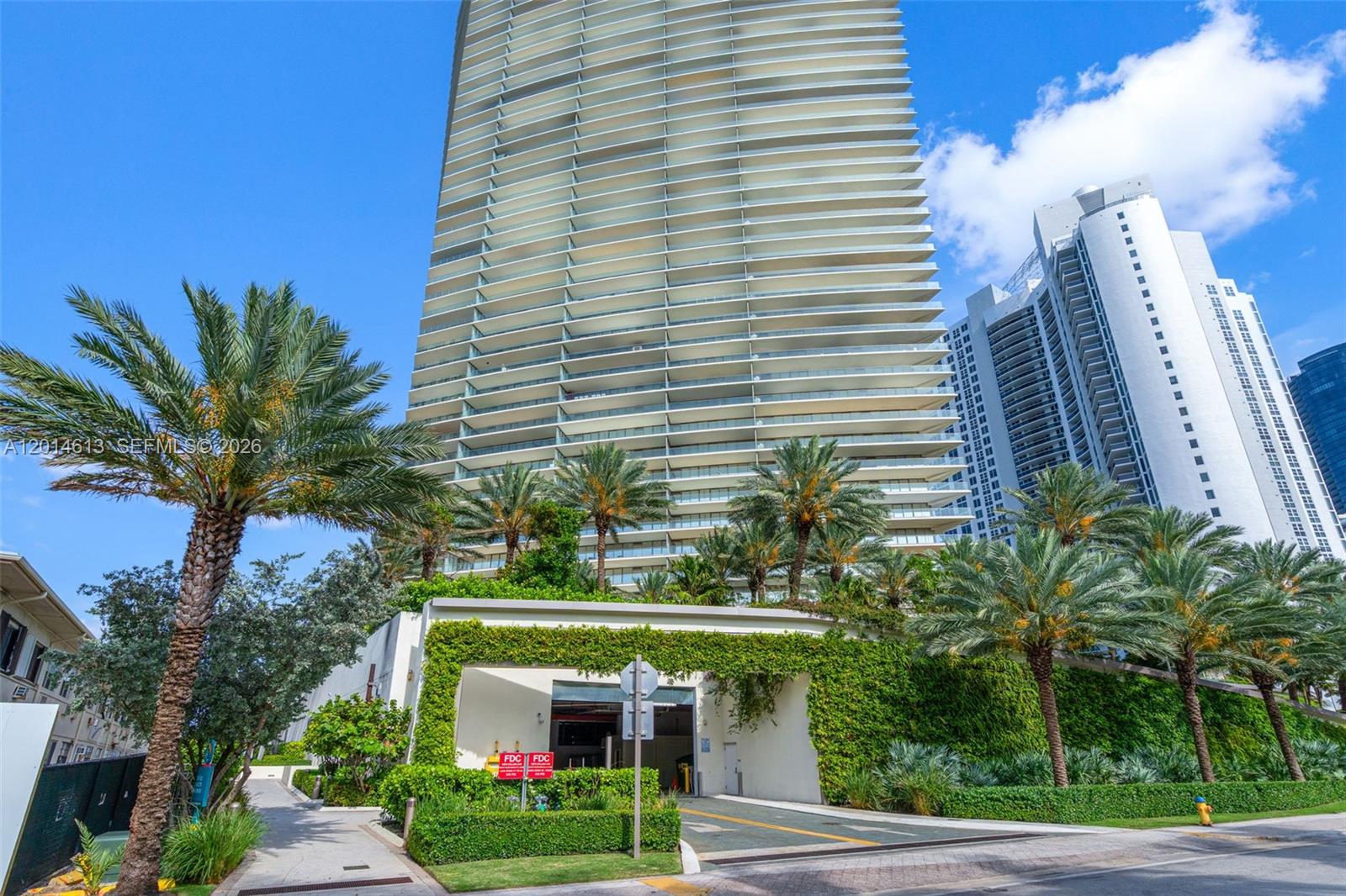 18975 Collins Ave 3605