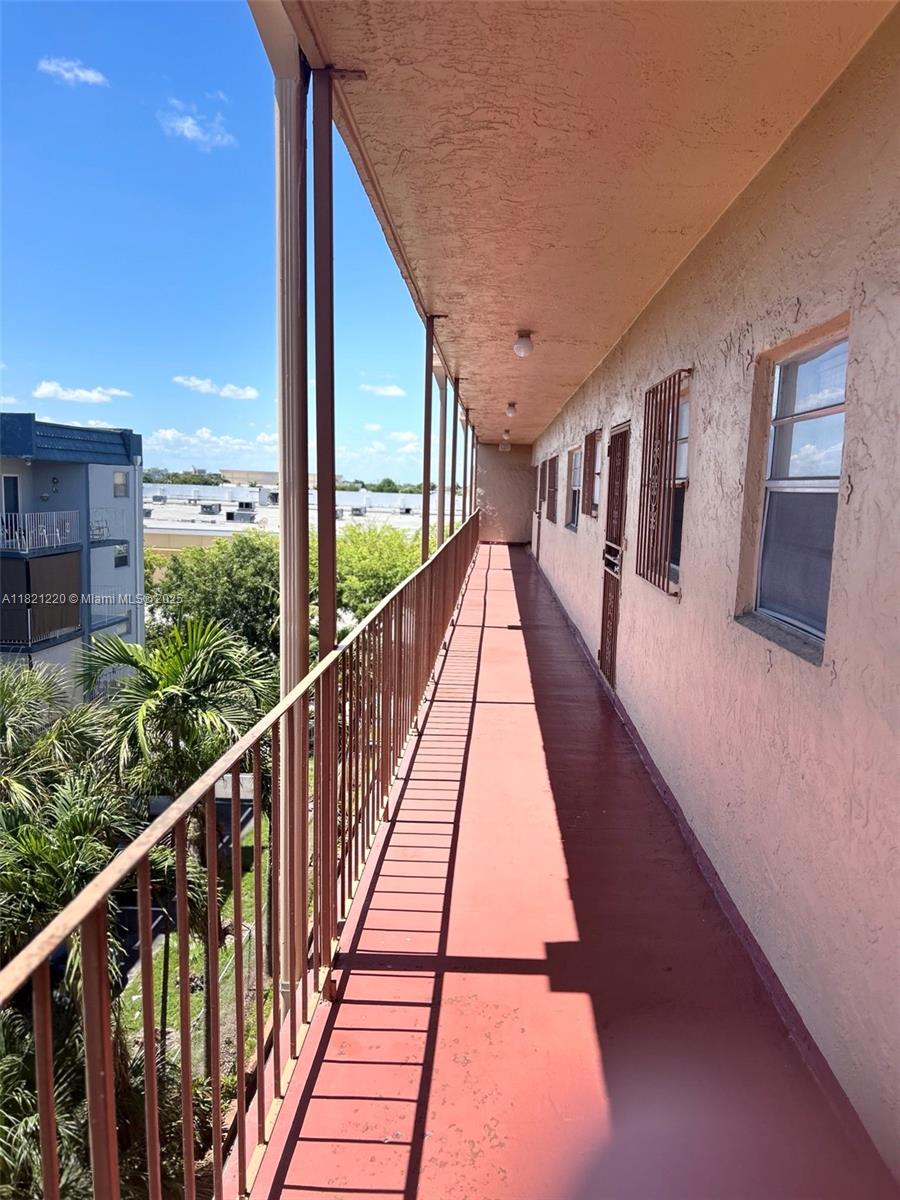 1630 W 46th St 511C, Hialeah, FL, 33012/$259,000 2 1630 W 46th St 511C