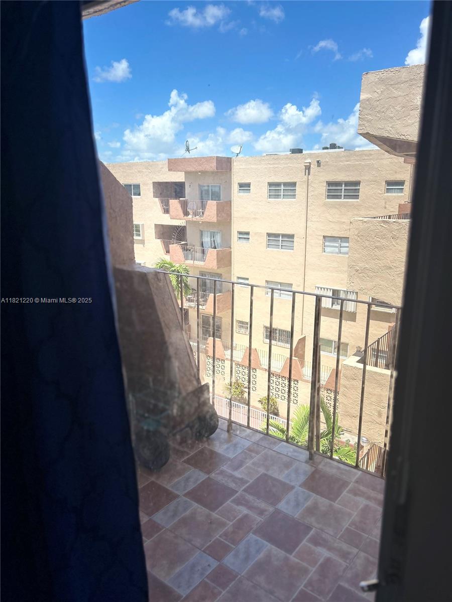 1630 W 46th St 511C, Hialeah, FL, 33012/$259,000 3 1630 W 46th St 511C