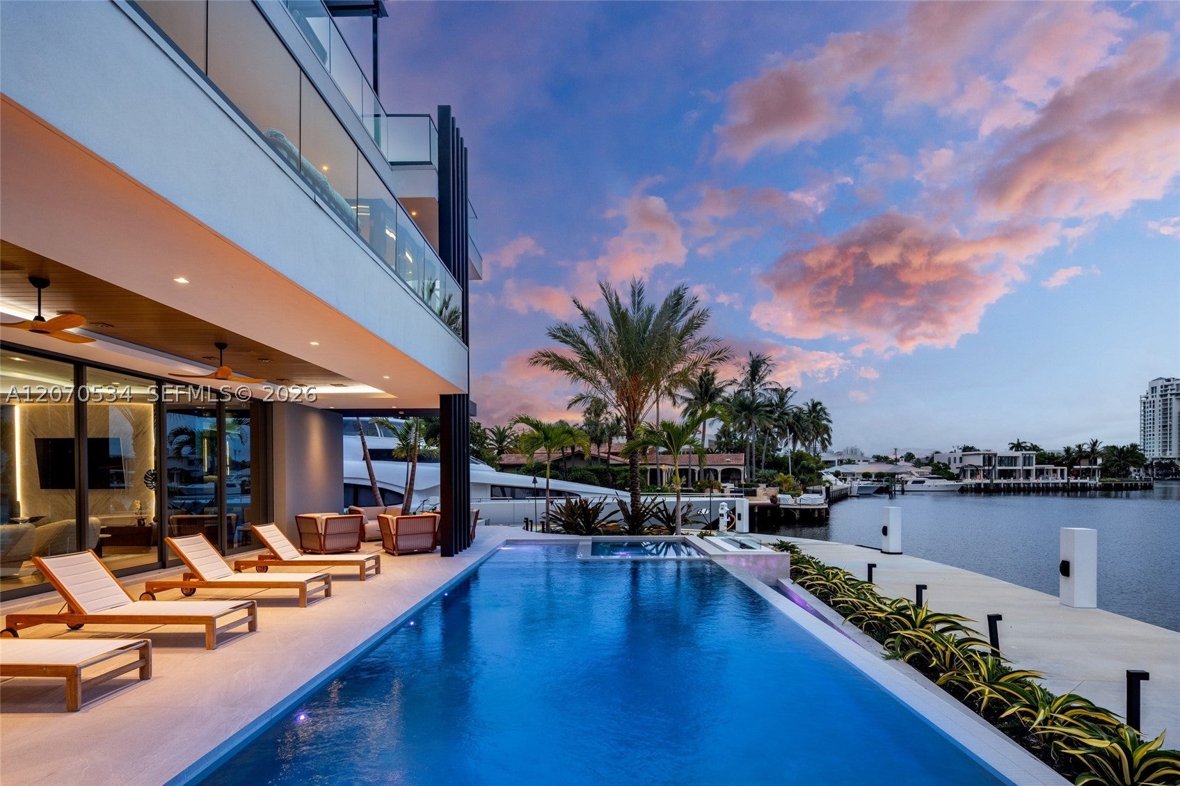 1400 W Lake Dr