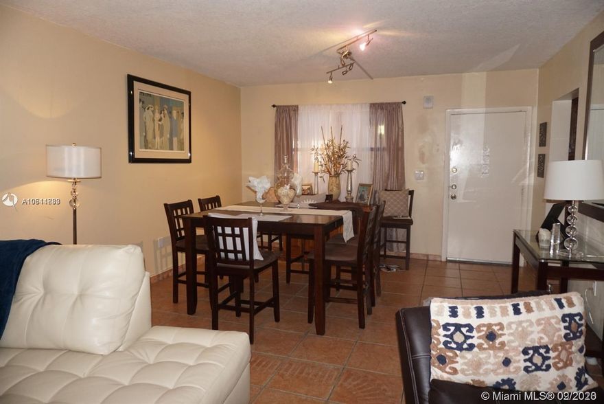 Stunning 2/2 Remodeled unit at the exclusive Summertree Village 24/7 guard private community. Unit has SS appliances and lots of closet space . Master is equip with 2 walk in closet one of which is converted to an office space. Community also has 2 pools, almost 1500 Sf, fitness room, picnic/BBQ area and much more. Unit is available for March 8th move in .