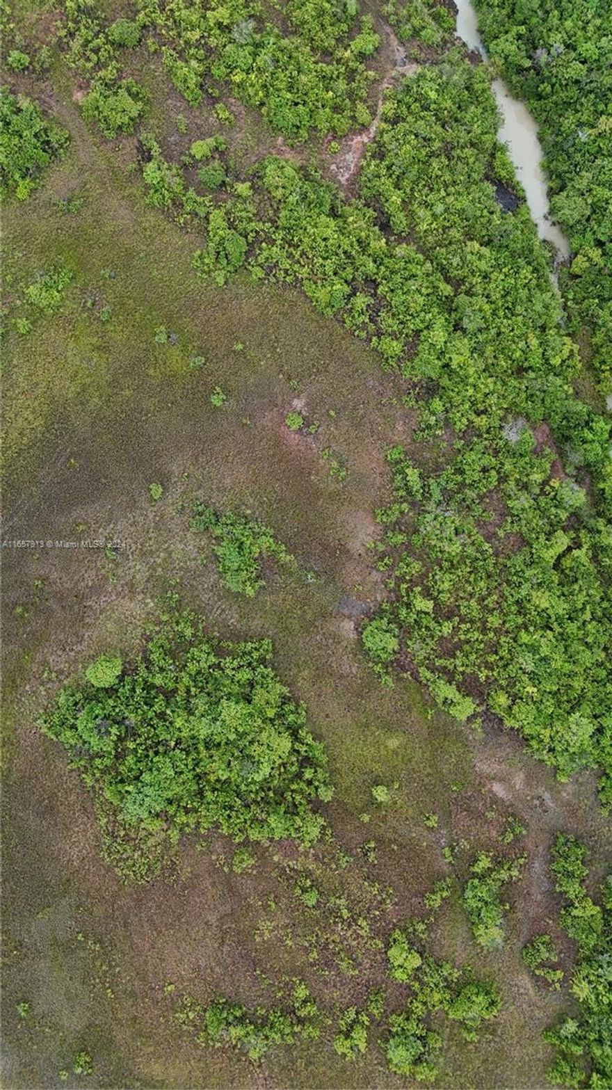 This exceptional property in La Colorada, Coclé, Panama, spans 19 hectares and 3,190 square meters of flat land, with 14 hectares and 392.50 square meters currently available. Offers excellent accessibility and a flat, rectangular topography, ideal for construction or subdividing. The area is well-equipped with essential urban amenities, including potable water, electricity, and the Internet. The land features lush grass, regional vegetation, and natural water sources, making it perfect for country residences or a large farm. Appraised at $4 million, a motivated seller is offering a discount. Panama’s stable economy, favorable legal environment, and tax incentives make this a prime real estate opportunity.