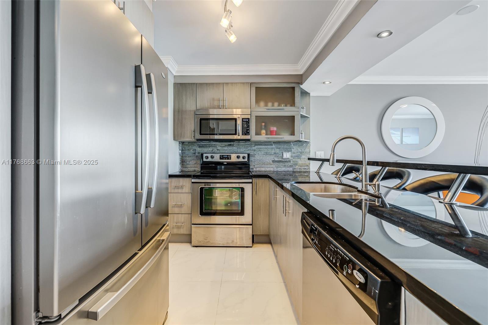 5838 CONDOMINIUM - Residential