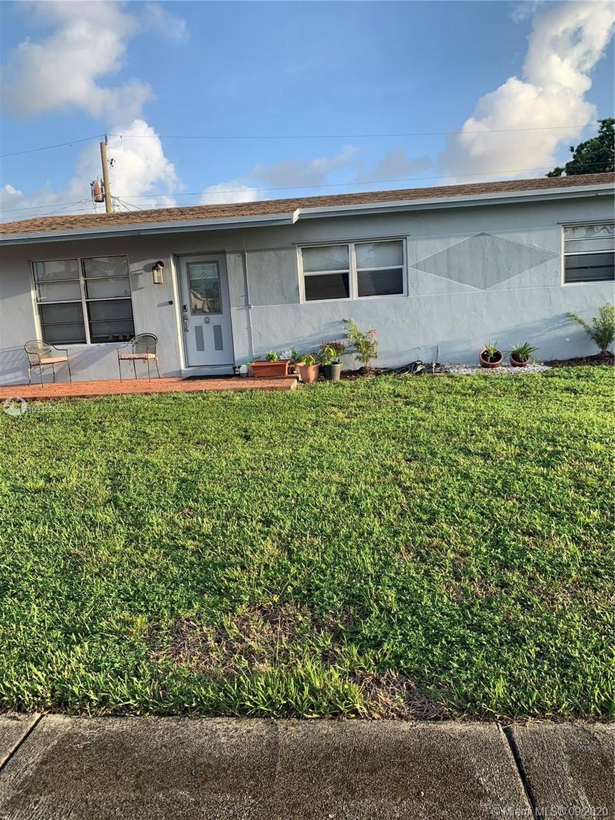 *MAGNIFICIENT CONDITION* ****   3 BEDROOMS  2 BATHROOMS****UPDATED KITCHEN****BIG FENCED BACK YARD****TILE FLOORS****CENTRAL AIR******FLORIDA ROOM