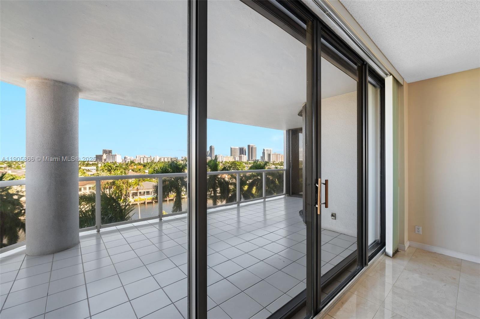 HARBOR TWS AT THE WATERWA - Residential