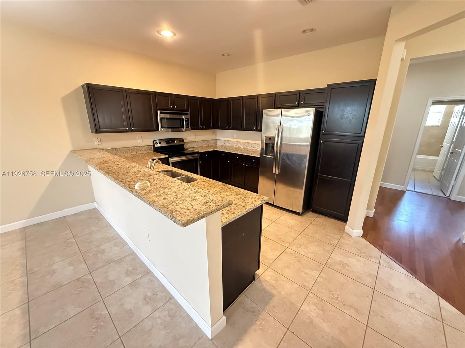 KENDALL COMMONS RESIDENTI - Residential Lease