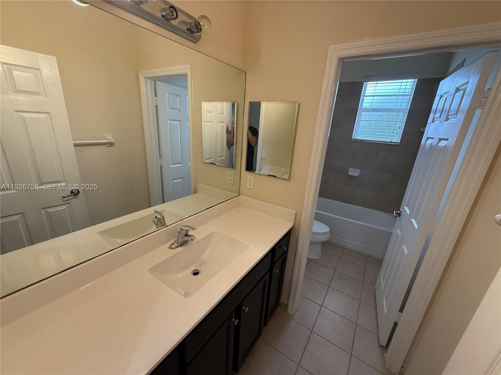 KENDALL COMMONS RESIDENTI - Residential Lease