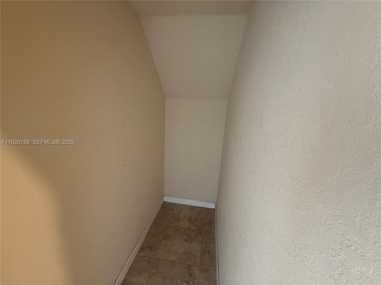 KENDALL COMMONS RESIDENTI - Residential Lease