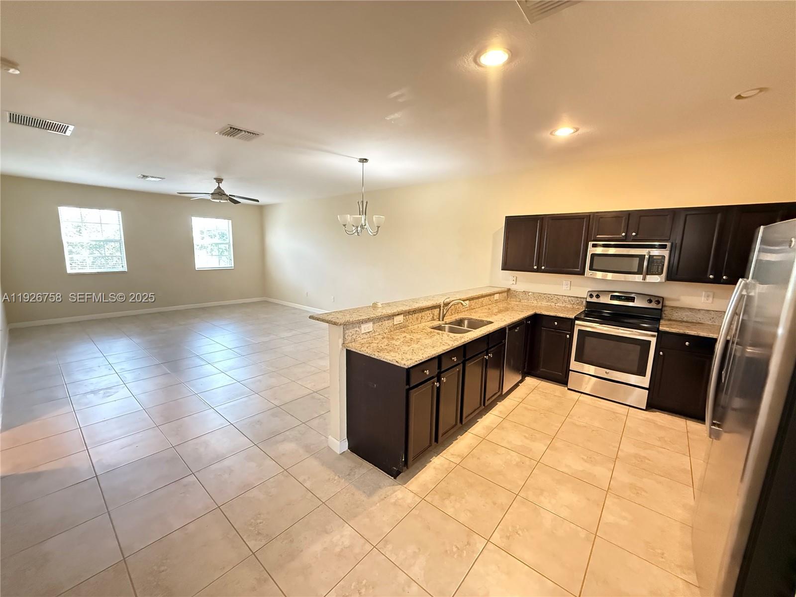 KENDALL COMMONS RESIDENTI - Residential Lease