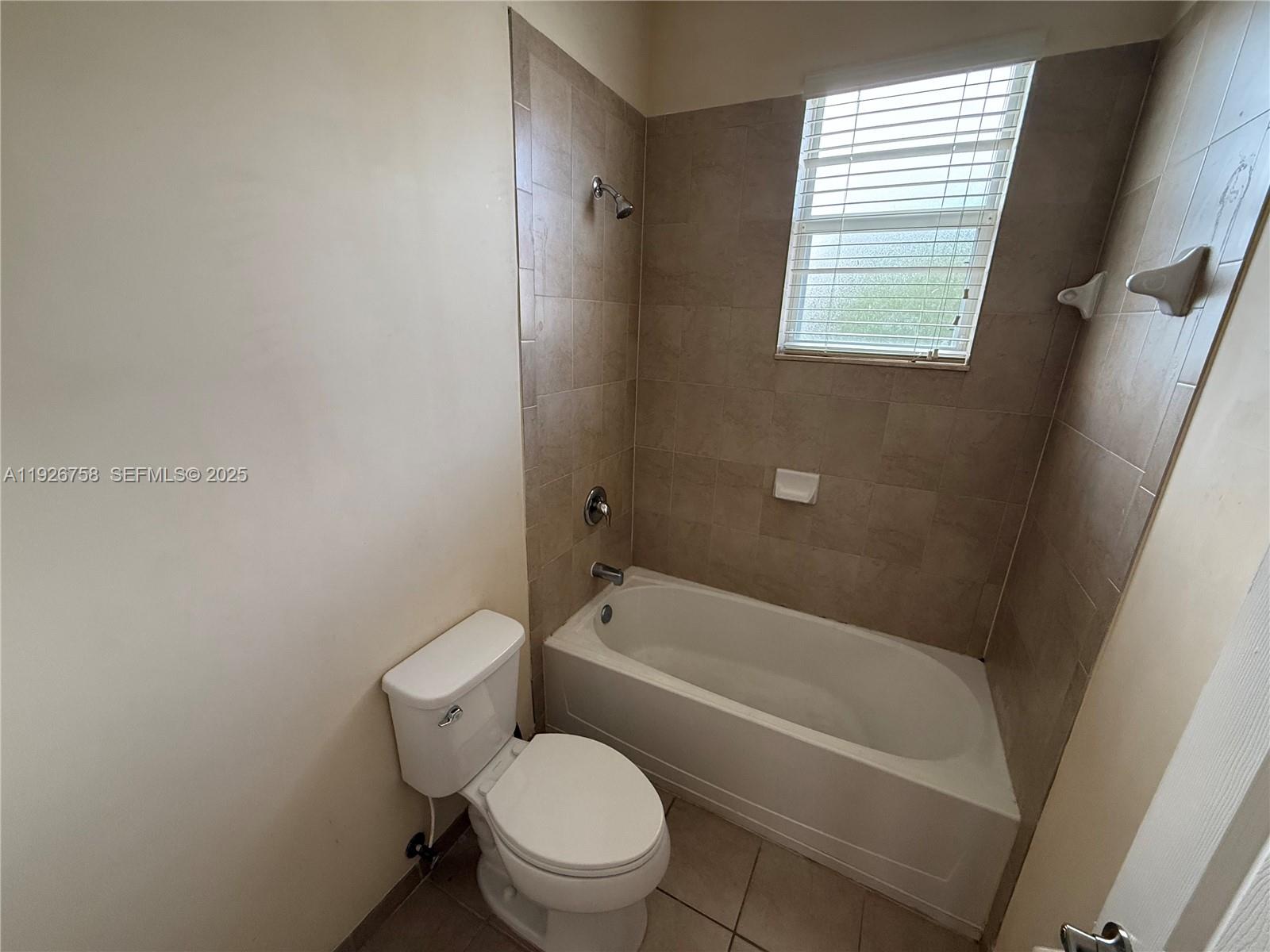 KENDALL COMMONS RESIDENTI - Residential Lease