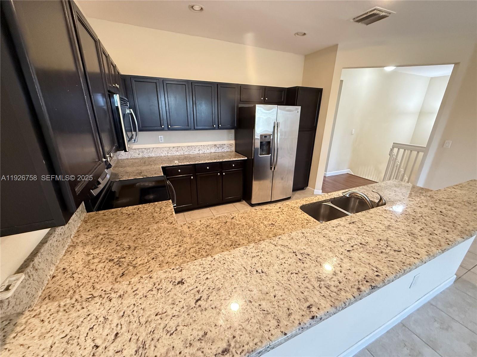 KENDALL COMMONS RESIDENTI - Residential Lease