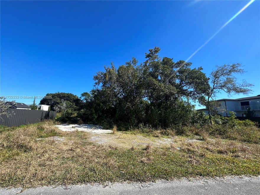 Residential location, for sale lot located in a developing area. It has a project with advanced permitting in the city of Miami. 6 additional lots are also for sale in the area.