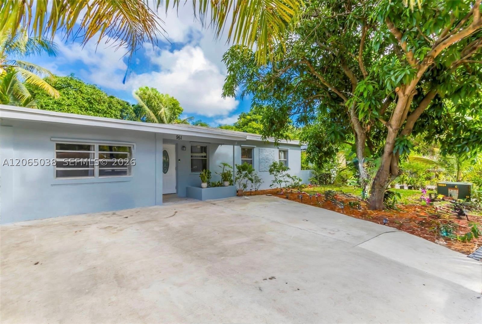 951 NE 157th Ter, North Miami Beach FL 33162