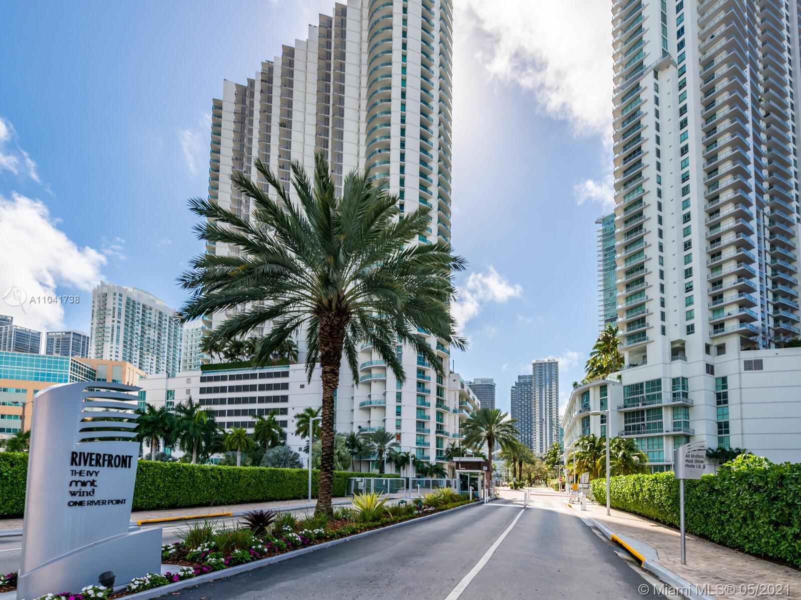 Amazing apartment in the heart of Downtown/Brickell, with beautiful Miami River and city views. Stainless steel appliances, gratin counter-tops, washer and dryer inside the unit. 2 PARKING SPACE ASSIGNED.Unit in excellent condition. Ivy is a gated community (Walking distance to Brickell City Centre) with heated pool, fitness center, spa, billiard room, kitchen facilities, 24 hour concierge. Top amenities!.
TENANT OCCUPIED.