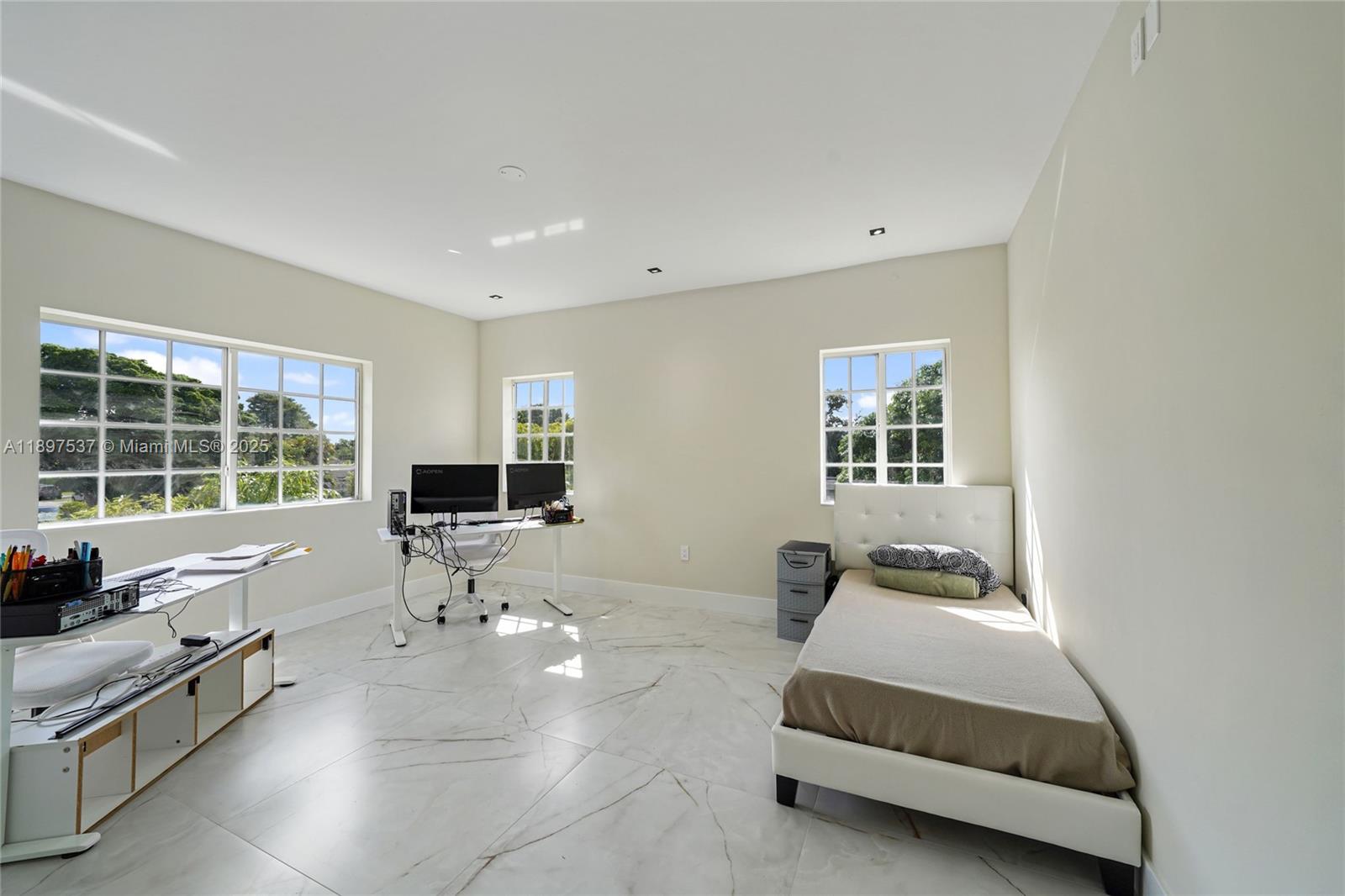 MINONA GARDENS - Residential