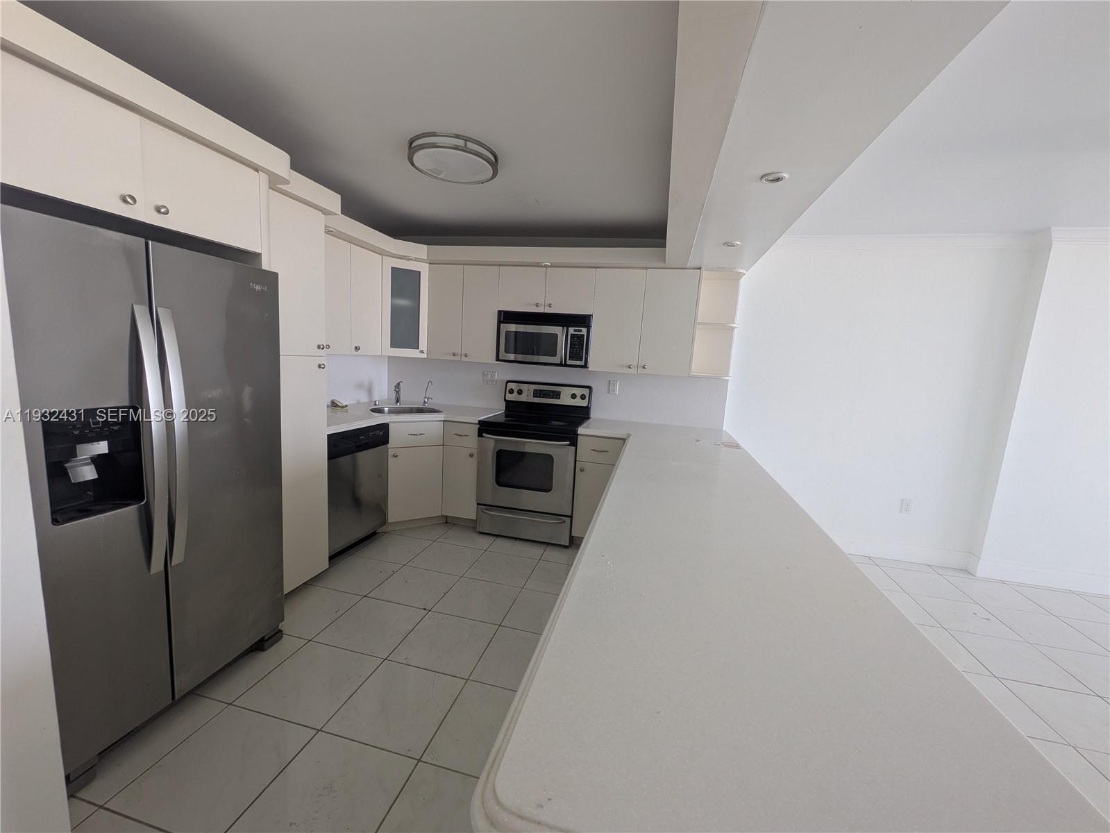 COMMODORE PLAZA CONDO - Residential