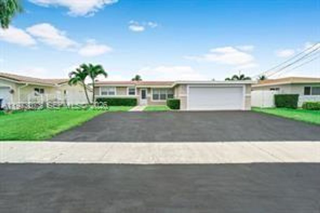 Photo of 949 SE 10th Ct, Pompano Beach, FL 33060 (MLS # A11973073)